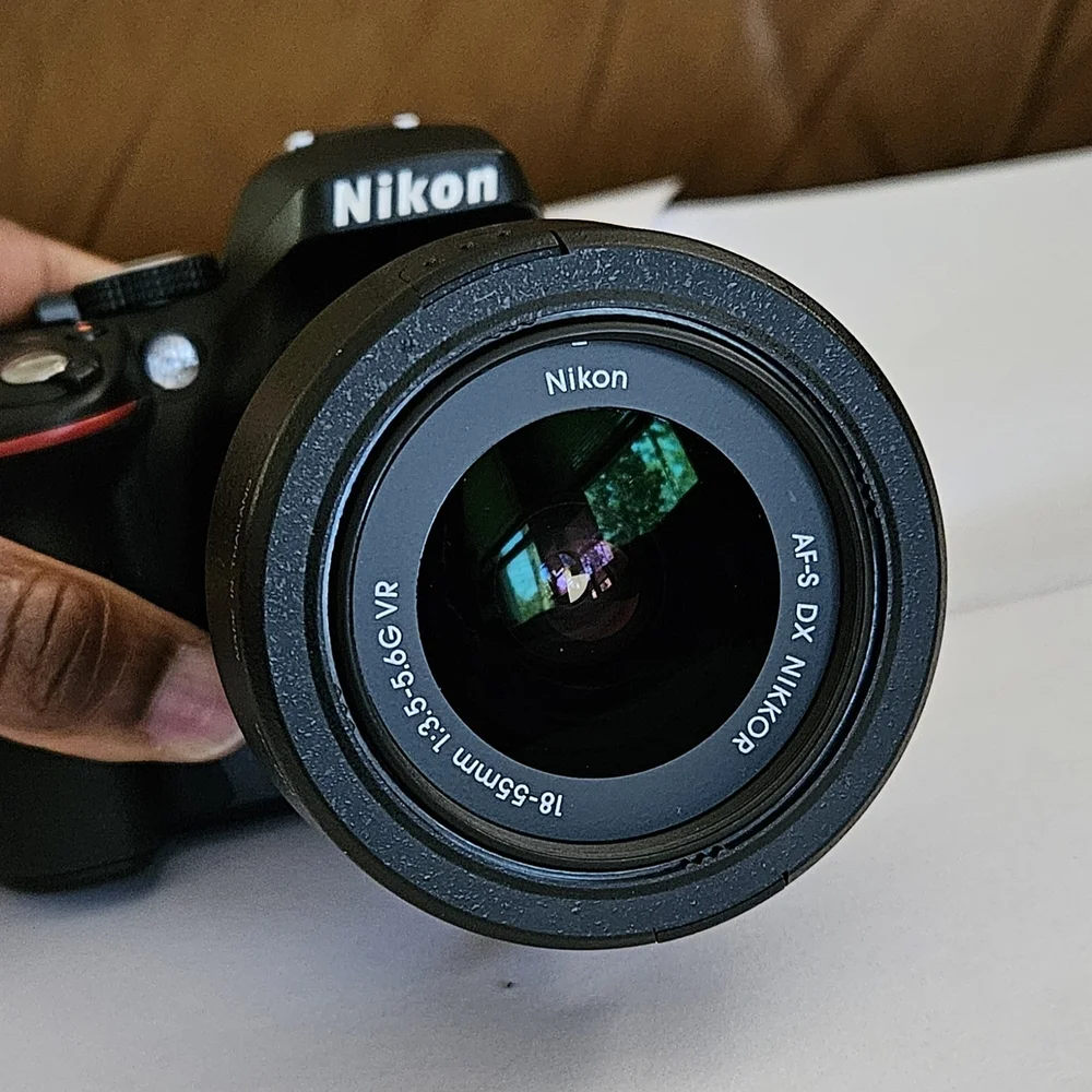 Nikon D5300 DSLR Camera 24.2MP With 18-55mm VR Lens +Charger.